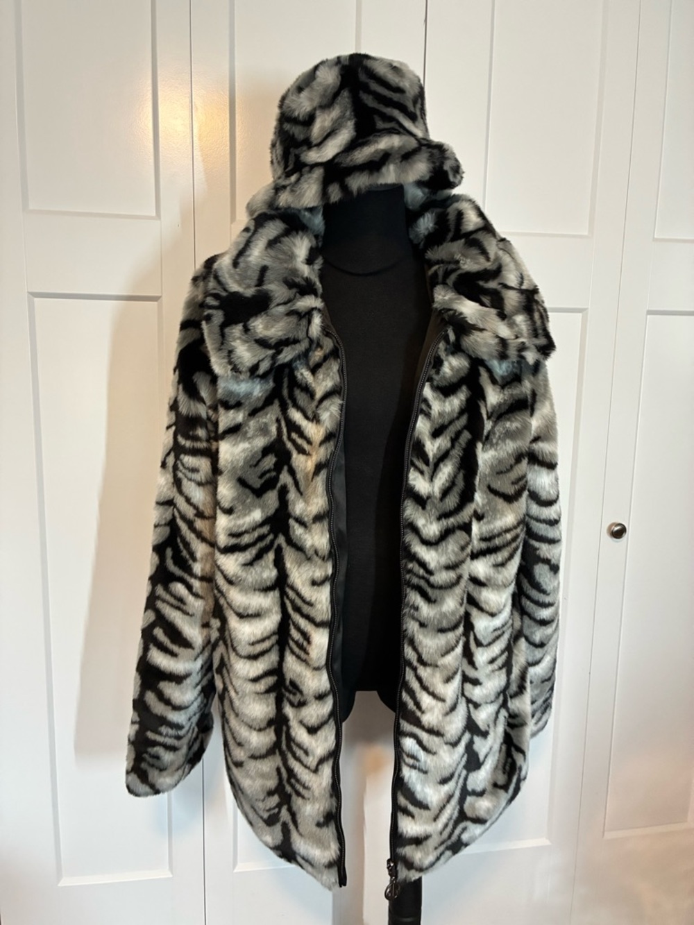 Dennis Basso Faux Fur White Tiger -Print Coat Black & White Matching Bucket Hat